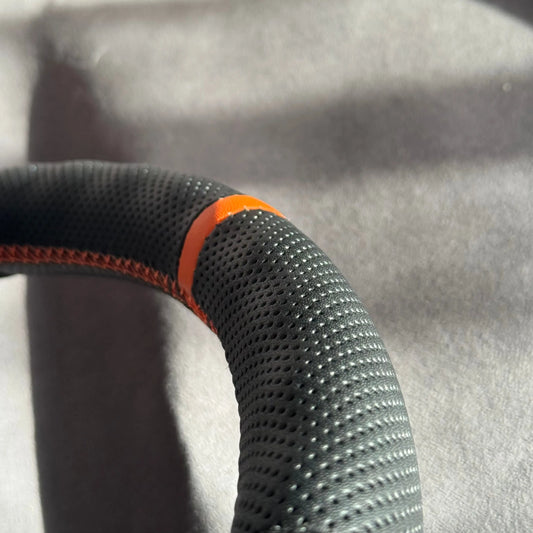 Volant Renault Megane 2 RS alcantara et cuir perforé - surpiqûres orange et centreur orange STL Performance