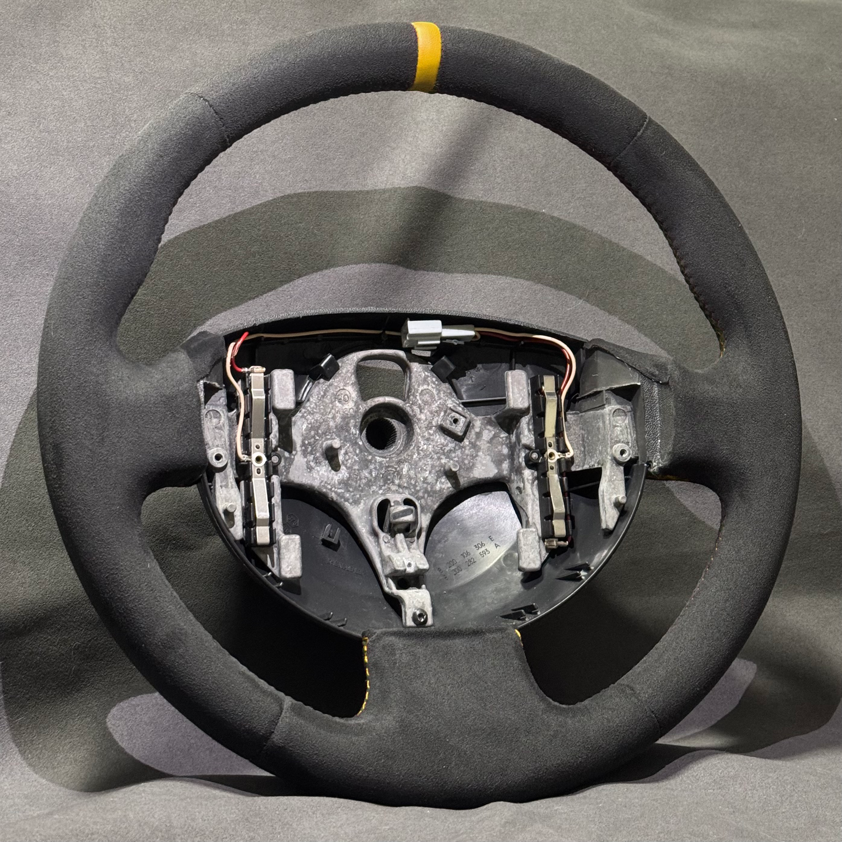 Volant Renault Megane 2 RS alcantara - surpiqûres jaunes et centreur jaune